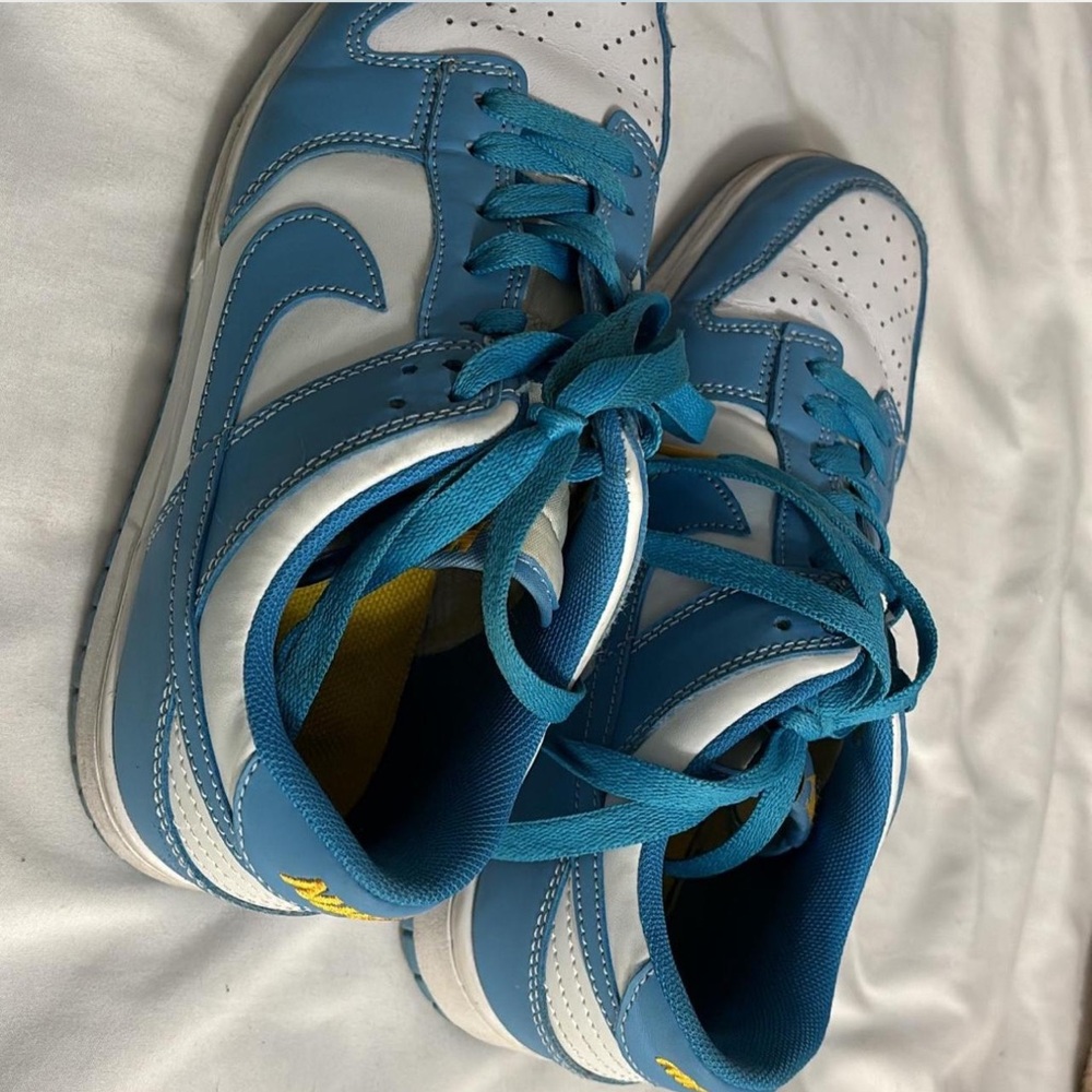 Nike REPS unc dunks
One sign of tear pictured 
Size 8